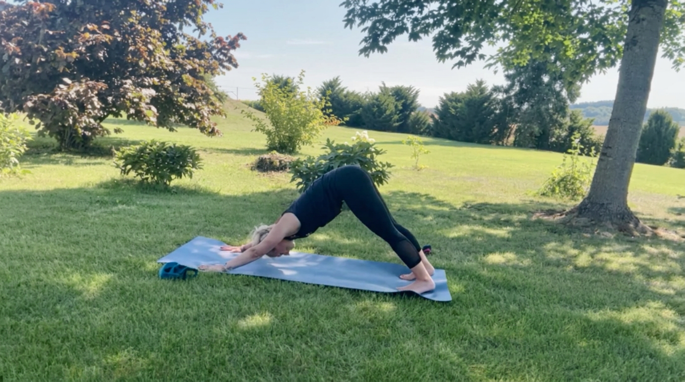 Tina Auerbach praktiziert Yoga im Grünen